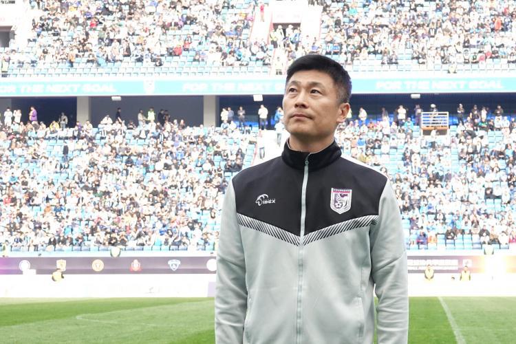 博主：大连英博惨败河南队后今日暂停休假，下午在基地继续训练