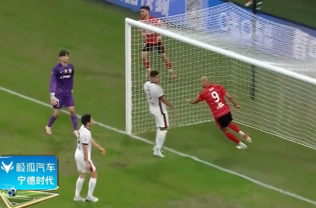 热议成都vs海港半场：王燊超这一边被打爆，杨世元太鲁莽